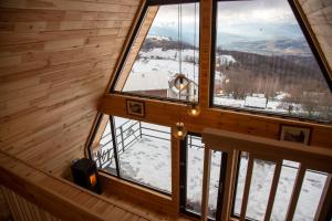 O vedere generală la munți sau o vedere la munte luată de la această vilă
