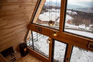 O vedere generală la munți sau o vedere la munte luată de la această vilă