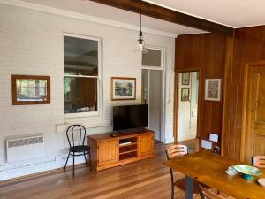 TV a/nebo společenská místnost v ubytování Campbell St Cottage, Hobart CBD