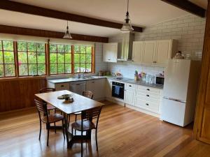 Kuchyň nebo kuchyňský kout v ubytování Campbell St Cottage, Hobart CBD