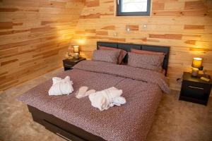 Un pat sau paturi într-o cameră la Cez A-Frame