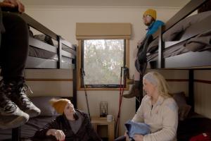- un groupe de personnes dans une chambre avec lits superposés dans l'établissement Cradle Mountain Wilderness Village, à Mont Cradle