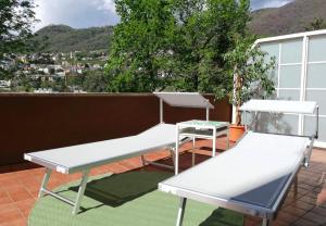 2 mesas y un banco en un balcón en Casetta con terrazza en Como