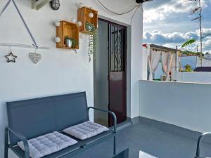 niebieska ławka w pokoju z drzwiami w obiekcie Apartamento La Garceta - Ole Solutions w mieście Arcos de la Frontera