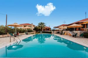 Bazén v ubytování Dukes Poolside Houses nebo v jeho okolí