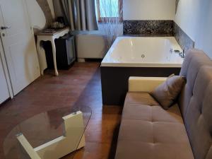 sala de estar con sofá y bañera en Villa Ca' Viola Rimini, en Rímini