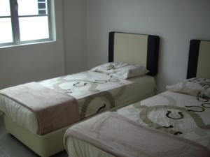 A bed or beds in a room at Greenleaf Angsana Homestay