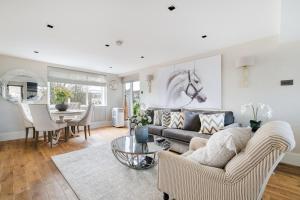 ein Wohnzimmer mit einem Sofa und einem Tisch in der Unterkunft Luxury 3 Bedrooms Apartment in Central London in London
