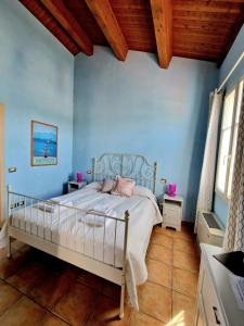 1 dormitorio con 1 cama en una pared azul en Insolent Inn, en Gatteo a Mare