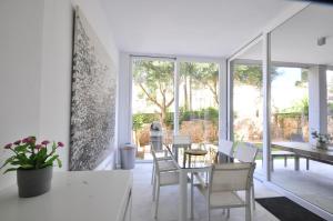 - une salle à manger avec une table et des chaises dans l'établissement Colonia Sea Holiday, à Colonia Sant Jordi