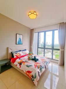 een slaapkamer met een bed met een teddybeer erop bij Legoland - HappyWonder Suite for Family ,Cozy, Wifi with Nice Garden Pool View! in Nusajaya