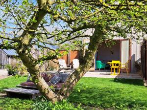 OosterendSilver Garden的院子里的树,带桌子和椅子