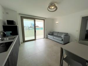 ein großes Wohnzimmer mit Sofa und TV in der Unterkunft Ca' Ariston in Grado