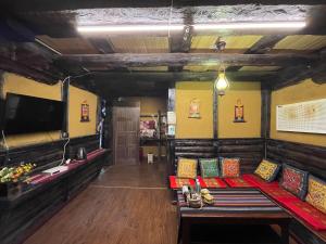 Pokój z kanapami, telewizorem i kanapą w obiekcie Timeless Inn w mieście Shangri-La