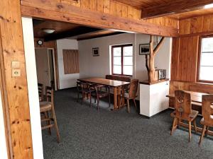 comedor con mesa de madera y sillas en Chata Florian en Srní