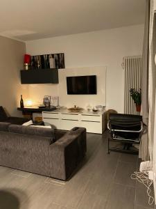 ein Wohnzimmer mit einem Sofa und einem Flachbild-TV in der Unterkunft Zia Sara in Pietrasanta