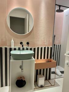 een badkamer met een wastafel en een spiegel bij S'O Suites Tropea in Tropea
