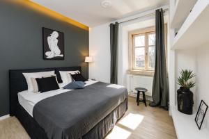 1 dormitorio con cama y ventana en Apartment Napoleon, en Liubliana