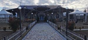 ein Haus mit einem weißen Zaun und einem Gehweg in der Unterkunft Hotel Culaj in Koplik