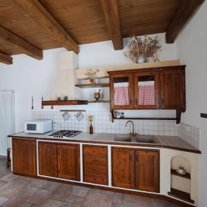 A kitchen or kitchenette at Agriturismo Il Falco del Monte Fumaiolo Még 37 kép