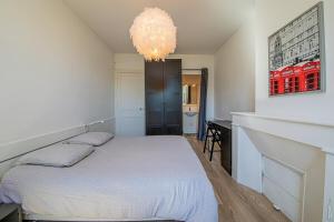 a bedroom with a bed and a chandelier at COSY APPARTEMENT - HYPERCENTRE - CALME - 30m2 - ALBI in Albi