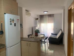 Fotografie z fotogalerie ubytování Alquilo hermoso apartamento en la paradisiaca Oropesa del Mar, 2habitaciones, 1 baño, cocina, salón, aire acondicionado y balcón a 400 metros de la playa Morro de Gos, muy cerca de supermercados, comercios y bares v destinaci Oropesa del Mar
