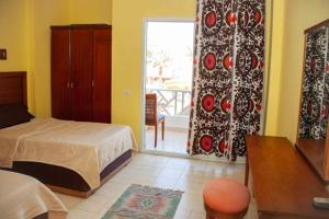 沙姆沙伊赫的住宿－Apartment Sharm，一间卧室设有一张床和一个滑动玻璃门