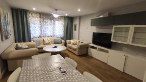 SUITEDREAMS - Avet 31 في أندورا لا فيلا: غرفة معيشة مع أريكة وطاولة