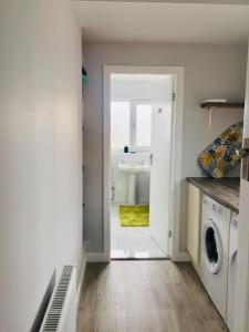 uma lavandaria com máquina de lavar e secar roupa em Quiet residence close to M6 Preston em Samlesbury