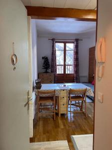 サン・ヴェランにあるLa Bianca * * cosy et chaleureuxの部屋の中にテーブルと椅子があるダイニングルーム