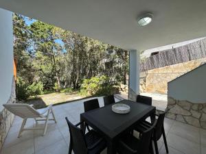 a black table and chairs on a patio at Villa Ludi in Maladroscia