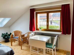 una camera con tavolo, sedie e finestra di Haus Hanni a Höchenschwand