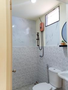 La salle de bains est pourvue de toilettes et d'un lavabo. dans l'établissement HOME NO 3 khanom, à Ban Thung O