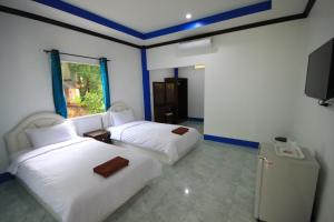 Habitación con 2 camas y TV. en Bangburd Resort, en Ban Khiam En