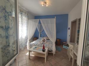 諾利的住宿－B&B Elfo degli Ulivi，一间卧室配有一张带天蓬的床