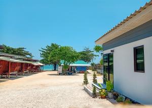 vista para a praia a partir do lado de um edifício em HOME NO 3 khanom em Ban Thung O