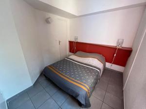 - une petite chambre avec un lit dans l'établissement Charmant appartement en résidence de vacances avec piscine, à Argelès-sur-Mer