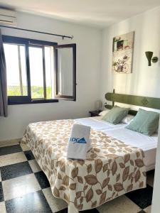 - une chambre d'hôtel avec 2 lits et une boîte dans l'établissement Madero, à Dénia
