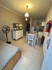 een slaapkamer met een bed en een keuken met een tafel bij Altos de Artusi in Concepción del Uruguay