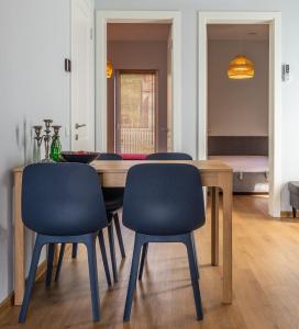 a dining room with a table and four chairs at GENIO 7 apartamentai in Palanga