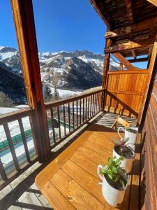サン・ヴェランにあるLa Bianca * * cosy et chaleureuxの山の景色を望むバルコニー(テーブル付) +17枚の写真