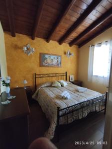 ein Schlafzimmer mit einem großen Bett in einem Zimmer in der Unterkunft Climiti Holiday House in Solarino