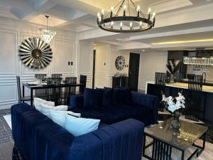 マニラにあるMAKATI Prime Luxuryのリビングルーム(青いソファ、テーブル付)