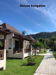 高蘭的住宿－Southern Lanta Resort - SHA Extra Plus，度假村内带阳台的别墅