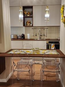 cocina con encimera con sillas y mesa en Charming stay in Roma - Luxury Holiday Apartment, en Roma