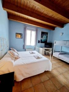 Un dormitorio con una gran cama blanca y una ventana en Insolent Inn, en Gatteo a Mare