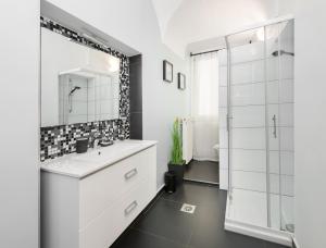 un bagno con un lavandino bianco e una doccia di Apartment Napoleon a Lubiana Altre 25 foto