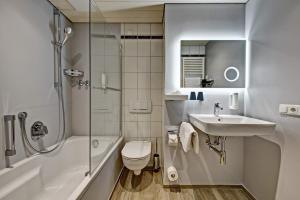 Koupelna v ubytování Allgäuer Panoramahotel + 37 fotografií