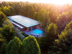 - une vue aérienne sur une maison dans la forêt dans l'établissement Disney Sequoia Lodge, à Coupvray