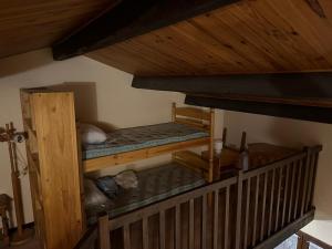 sypialnia z 2 łóżkami piętrowymi w pokoju w obiekcie Chaleureux studio-mezzanine w mieście Tende